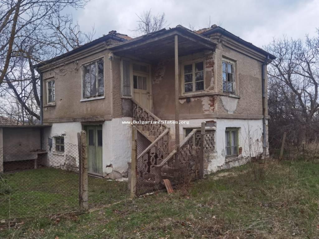 Недвижимость на продажу в Болгарии. Выгодно купить двухэтажный дом с большим двором в деревне Войника, всего в 52 км от города Бургас и в 27 км от города Средец и в 30 км от города Ямбол.