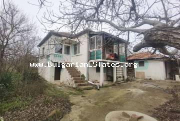 Частично отремонтированный дом на продажу в деревне Момина Цырква, всего в 55 км от Бургаса и моря, Болгария.