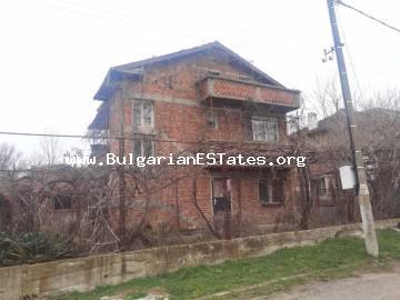 Массивный дом для продажи в деревне Факия, всего в 55 км от Бургаса и моря, Болгария.