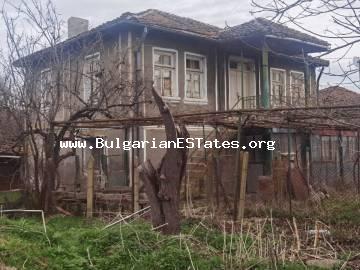 Продается старый двухэтажный дом в деревне Факия, 55 км от города Бургас и моря, гор Странджа, Болгария.