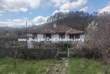 Продается дом в горах, в деревне Кости, всего в 22 км от курортного городка Царево и моря, Болгария.