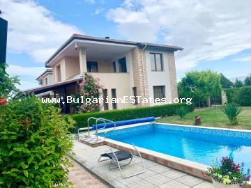 Продается новый, роскошный дом в селе Гюловца, всего в 15 км от Солнечного Берега и моря, в 36 км от города Бургас, Болгария.