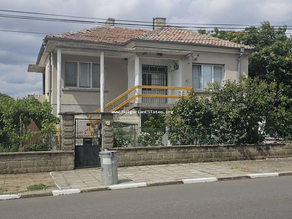 Недорого продается массивный двухэтажный дом в деревне Винарско, всего в 30 км от города Бургас и моря, в 15 км от города Айтос, Болгария!