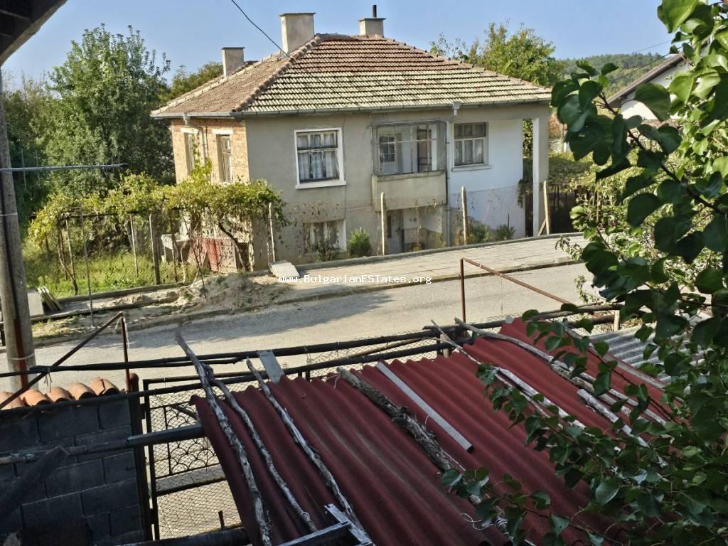 Продается массивный двухэтажный дом в деревне Былгари, всего в 18 км от города Царево и моря, в 40 км от города Малко Тырново и границы с Турцией, в 80 км от областного города Бургас, Болгария!