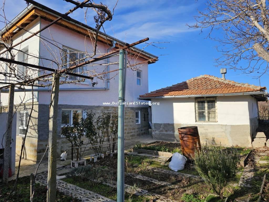 Предлагаем на продажу отремонтированный двухэтажный дом в селе Зорница, всего в 46 км от города Бургас и моря! Продается отремонтированный дом в 46 км от Бургаса, Болгария!