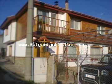 Новый двухэтажный дом для продажи находится в деревне Граматиково, в 30 км от города Царево и моря в Болгарии.