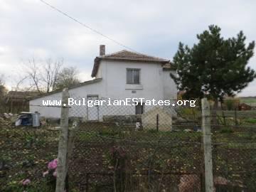 Продается дом в деревне Трояново, в 30 км от города Бургас и моря.