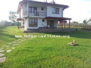 Новый роскошно меблированный дом на продажу в живописной деревне Писменово всего в 7 км от пляжа и города Приморско.