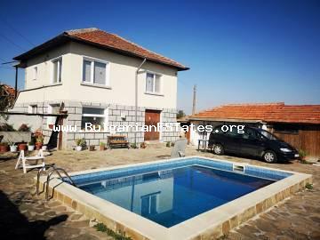 Предлагаем на продажу двухэтажный, отремонтированный дом с бассейном и огромным двором в селе Бояджик, всего в 18 км от города Ямбол и в 115 км от областного центра Бургас.