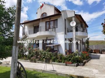Предлагаем на продажу новый трехэтажный дом с видом на море в деревне Лыка, всего в 14 км от города Бургас.