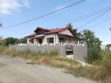 Продается новый одноэтажный дом в деревне Росен, всего в 5 км от моря и в 20 км от города Бургас.