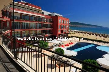 Продается полностью меблированная двухкомнатная квартира в элитном апарт-отеле "Haven", который расположен на первой линии моря, рядом с пляжем на курорте Солнечный берег
