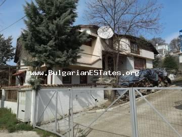 Дом в Болгарии на продажу!!! Продается двухэтажный дом на две семьи в дачной зоне села Кошарица, всего в 5 км от Солнечного Берега и моря.