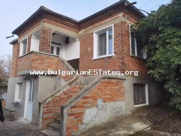 Выгодно продается массивный двухэтажный дом в селе Венец, всего в 65 км от города Бургас и моря и в 12 км от города Карнобат.