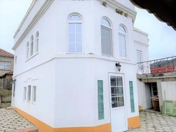 Продается отремонтированный двухэтажный дом с видом на водохранилище Камчия, в селе Подвис, всего в 70 км от города Бургас и моря.
