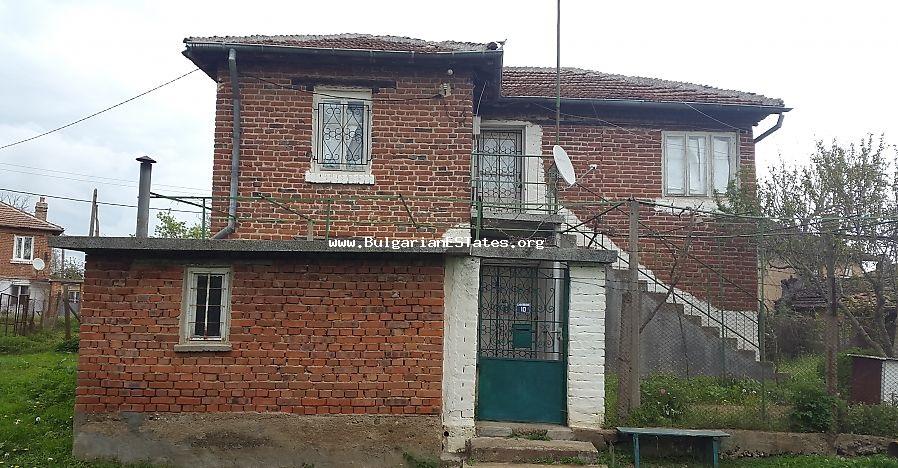 На выгодных условиях продается дом в красивой деревне Воден, в 500 м от красивого водохранилища Малко Шарково.