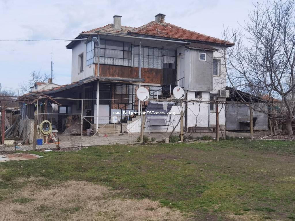 Купите массивный двухэтажный дом в деревне Русокастро, всего в 25 км от города Бургас и моря.