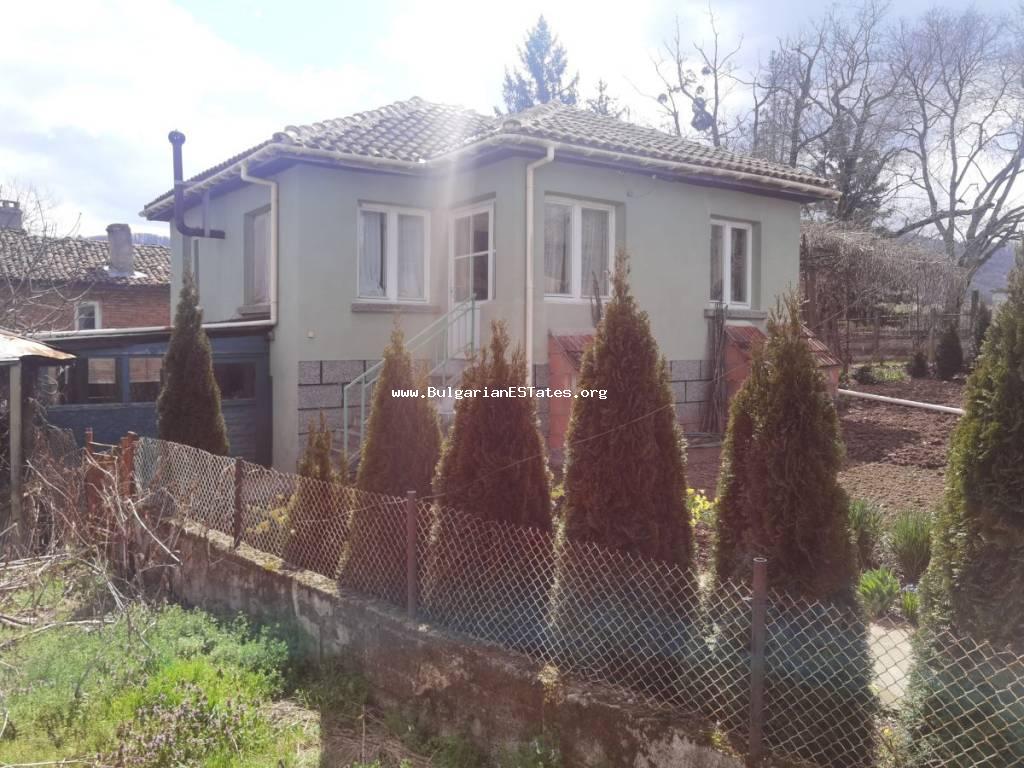 Продается отремонтированный дом в деревне Кости, всего в 25 км от города Царево и моря, Болгария.