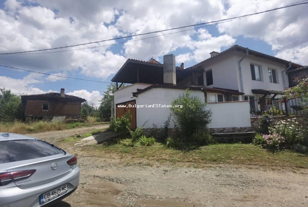 Продается массивный отремонтированный двухэтажный дом в 25 км от города Бургас и моря, всего в 7 км от города Средец, Болгария!!!