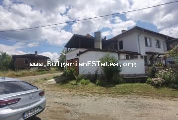 Продается массивный отремонтированный двухэтажный дом в 25 км от города Бургас и моря, всего в 7 км от города Средец, Болгария!!!