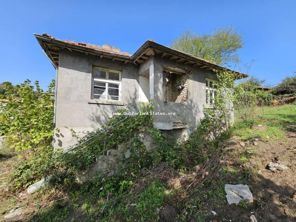 Продается старый дом с большим двором и чудесным видом на горы Странджа, село Граматиково, всего в 30 км от города Царево и моря, в 24 км от города Малко Тырново и границы с Турцией, Болгарией!