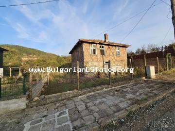 Продается дом с чудесным видом на горы Странджа, в деревне Бродилово, всего в 12 км от с. Бродилово, район Царево и моря, Болгария!