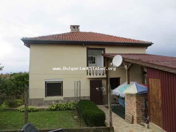 Продажа двухэтажного дома после ремонта в селе Българи, Болгария. Дом расположен в горах Странджа, всего в 20 км от города Царево и побережья Чёрного моря. Отличная болгарская недвижимость в живописной деревне рядом с природой.